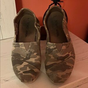 TOMS Women's Tan Camouflage Flats